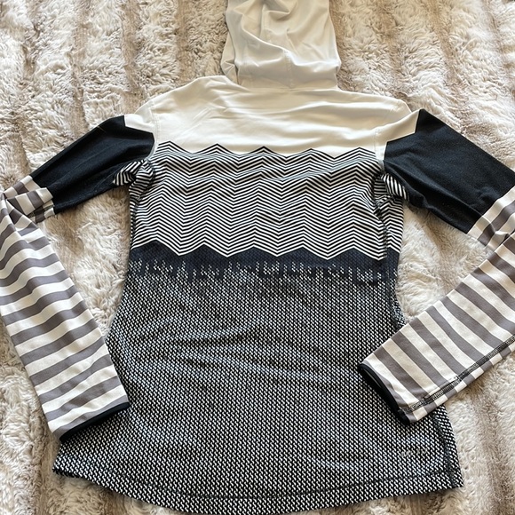 Patterned Nike Dri-Fit Fleece Top - Picture 5 of 5